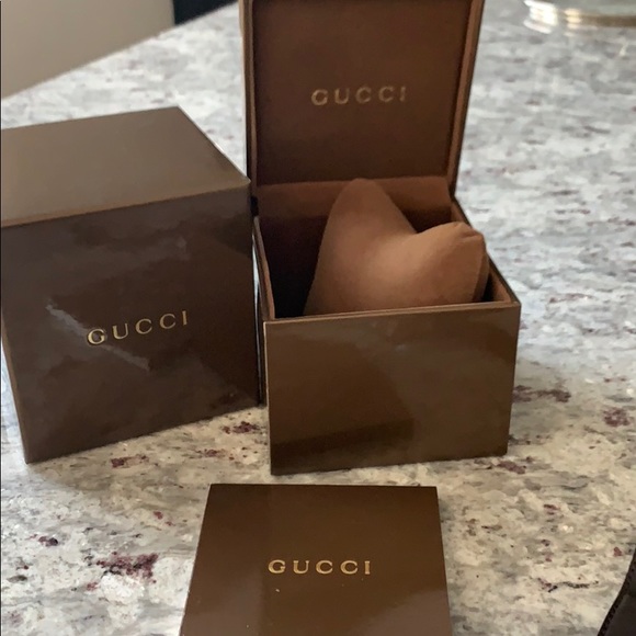 Gucci Swiss quartz movement watch MACYS HAS IT LISTED FOR $2150 - Picture 4 of 6